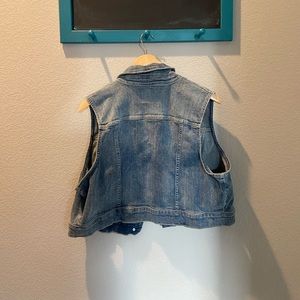 Sleeveless cropped denim jacket